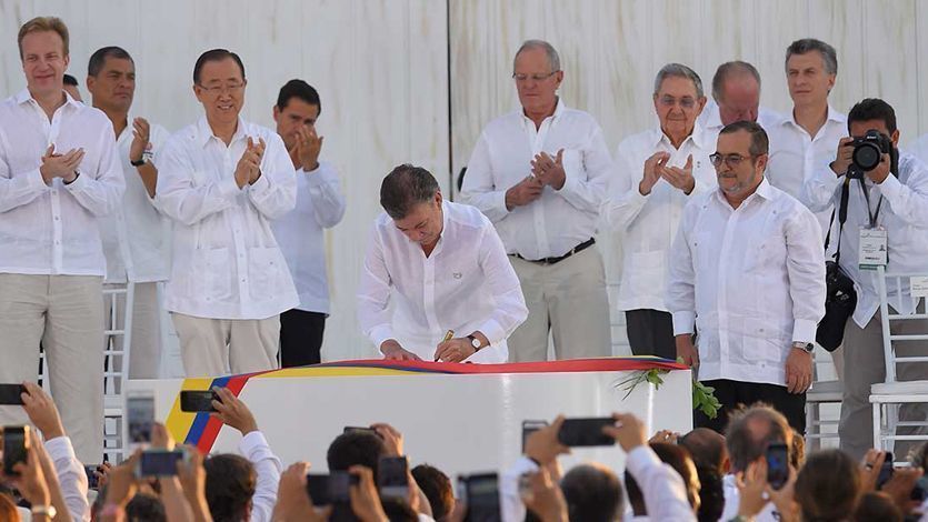 El Presidente Juan Manuel Santos firma el Acuerdo Final de Paz en Cartagena. Un momento histórico.