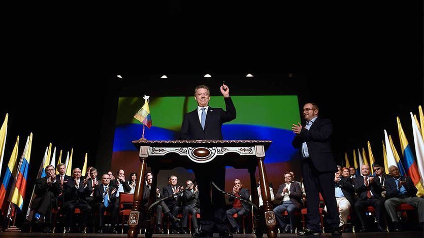 El Presidente de la República, Juan Manuel Santos Calderón, se dispone a firmar el Acuerdo Final para la Terminación del Conflicto y la Construcción de una Paz Estable y Duradera en una ceremonia cumplida en eLTeatro Colón de Bogotá