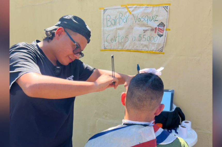 Joven ibaguereño montó una barbería ambulante para pagar su universidad