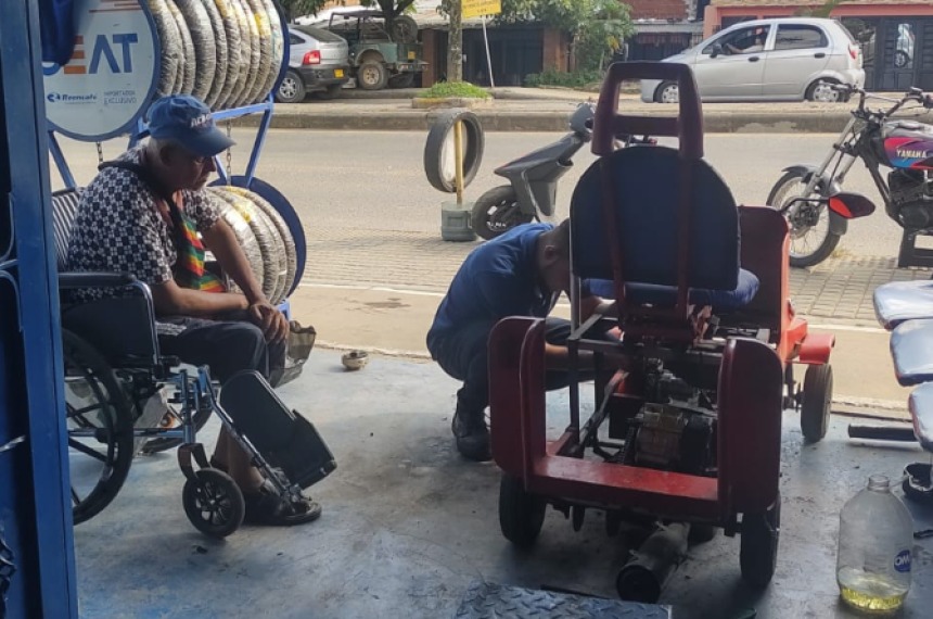 El acto de amor de cinco mecánicos: adaptaron una moto para que un adulto mayor se movilizara en Ibagué