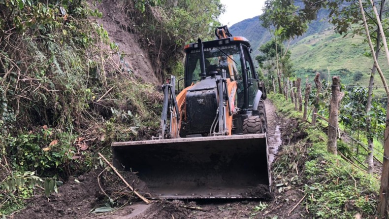 Envían maquinaria para recuperar vías afectadas por las lluvias en Tapias