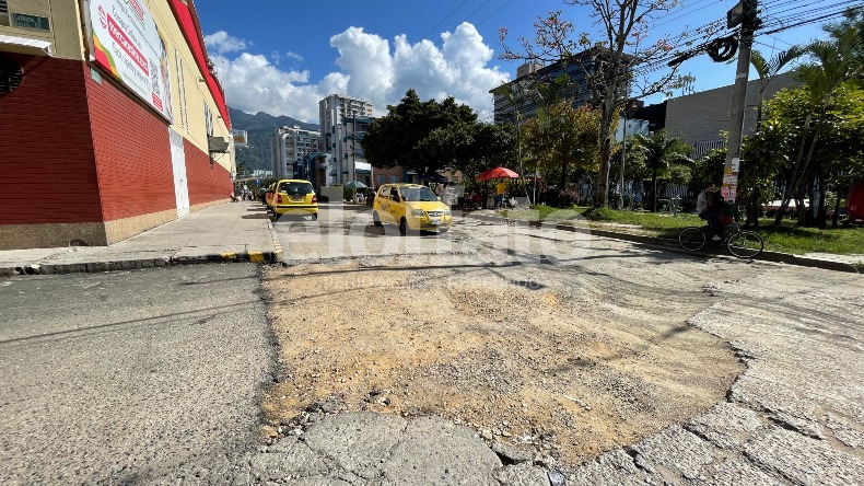 En una 'trocha' se convirtió la calle que da acceso a Mercacentro 4 en Ibagué: denuncian conductores