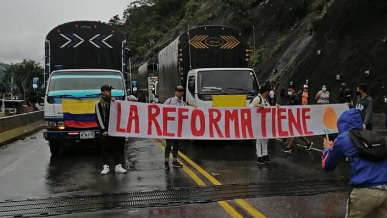 Camioneros bloquean la vía Ibagué - Cajamarca 