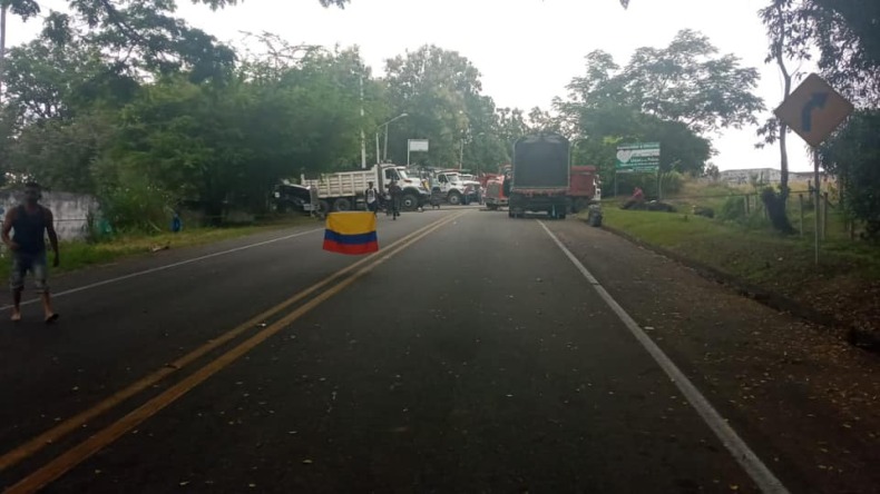 Manifestantes y vehículos de carga pesada bloquean cuatro vías en el Tolima