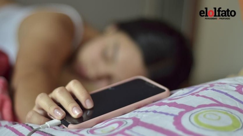 Conozca los riesgos de dormir cerca al celular