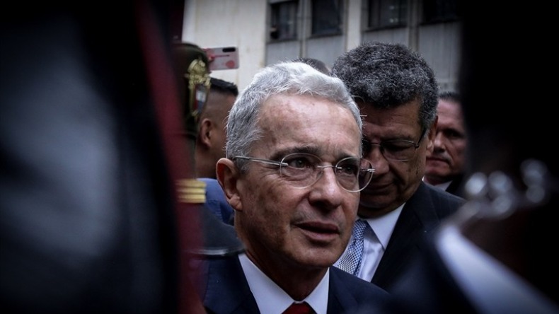 Polémica: Uribe confundió bandera indígena con la del ELN