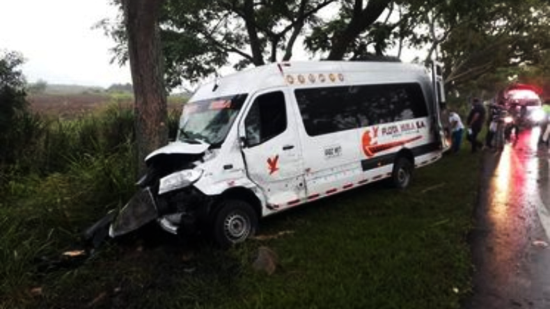 Fuerte accidente entre un bus y una motocicleta en la vía Ibagué - Chucuní