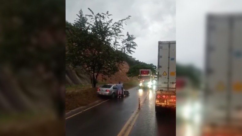 Fuerte choque entre un vehículo y un tractocamión deja paso a un carril en la vía Ibagué - Bogotá