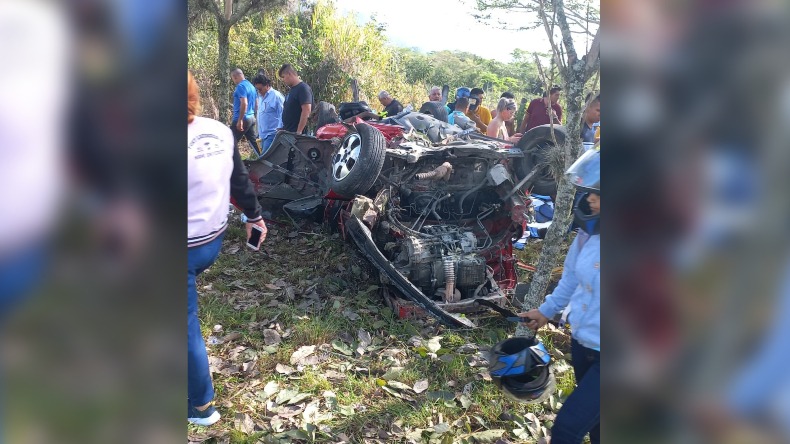 Grave accidente: vehículo se volcó en la variante de Ibagué