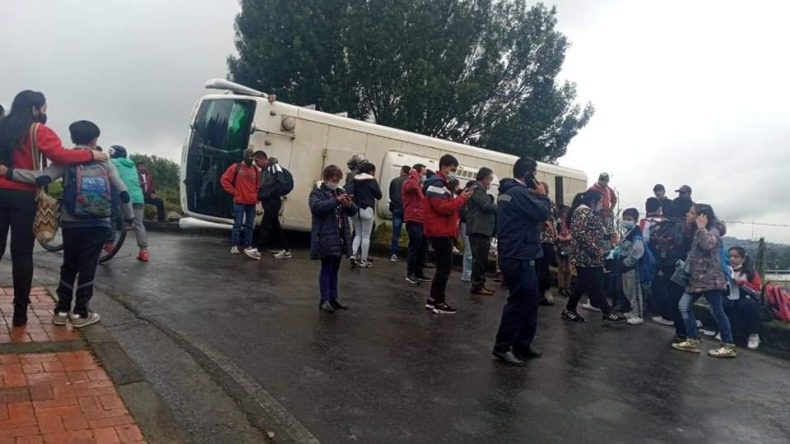 Bus escolar se volcó en vía de Cundinamarca 