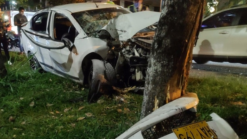 Vehículo chocó contra un árbol y dejó heridas a cuatro personas en la Avenida Ambalá