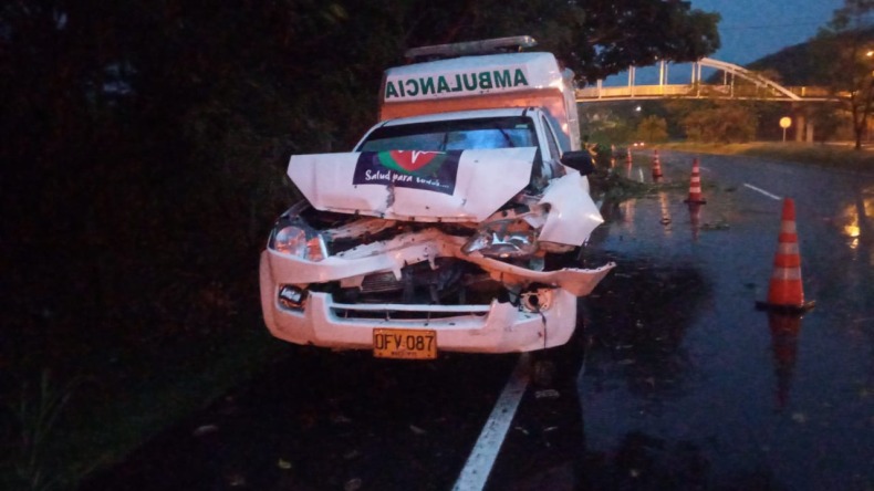 Ambulancia colisionó contra una camioneta sobre la variante de Chicoral 