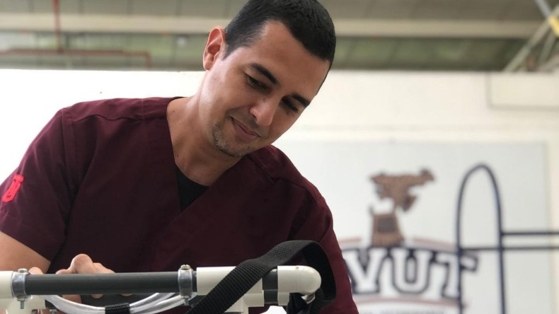 Estudiante de médicina veterinaria de la UT realiza silla de ruedas para pacientes caninos vulnerables 