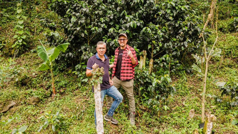 El salto de fe de un padre y su hijo que producen café orgánico desde las puertas del Cañón del Combeima