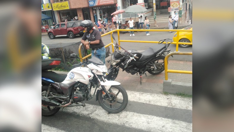 Agentes de Tránsito siguen sorprendiendo a motociclistas cruzando pasos peatonales en Ibagué