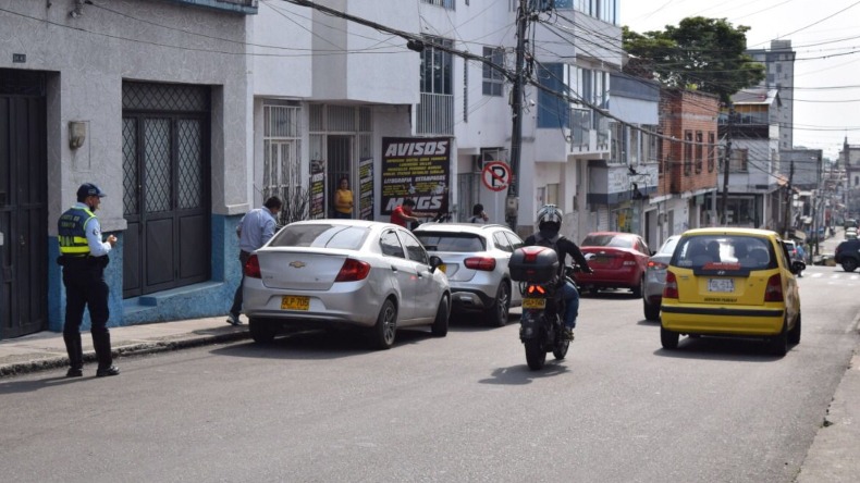 Este jueves se impusieron 21 comparendos a vehículos mal parqueados en la carrera Sexta de Ibagué