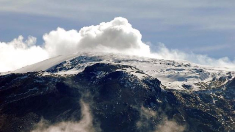 Prevén emisiones de ceniza del Volcán Nevado del Ruíz en el norte del Tolima