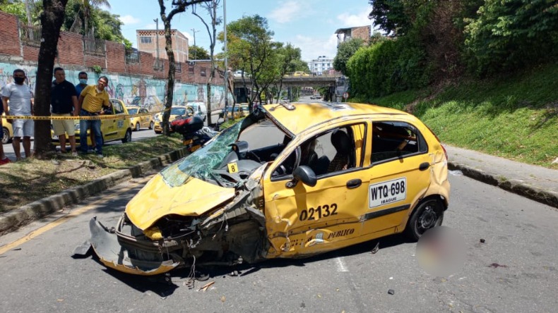 Fuerte accidente en la avenida Guabinal de Ibagué dejó un vehículo en pérdida total