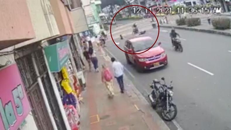 En video: motociclista atropelló a dos personas en el centro de Ibagué y huyó