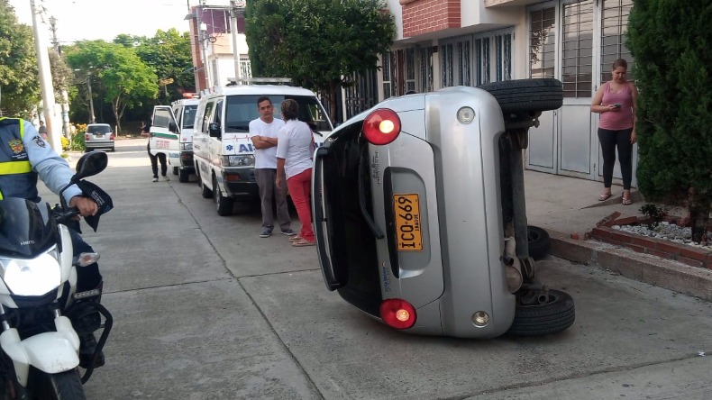 Vehículo se volcó en un barrio residencial de Ibagué