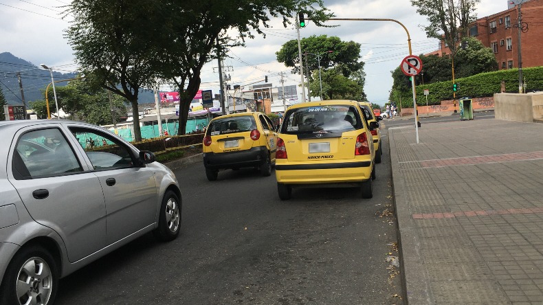 Taxistas siguen incumpliendo prohibición de parqueo frente al centro comercial Acqua en Ibagué