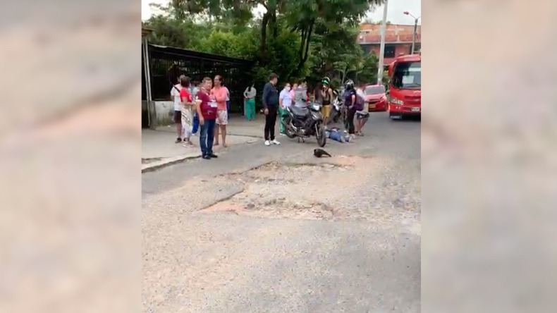 Pésimo estado de la vía provocó la caída de una motociclista en el barrio El Topacio de Ibagué