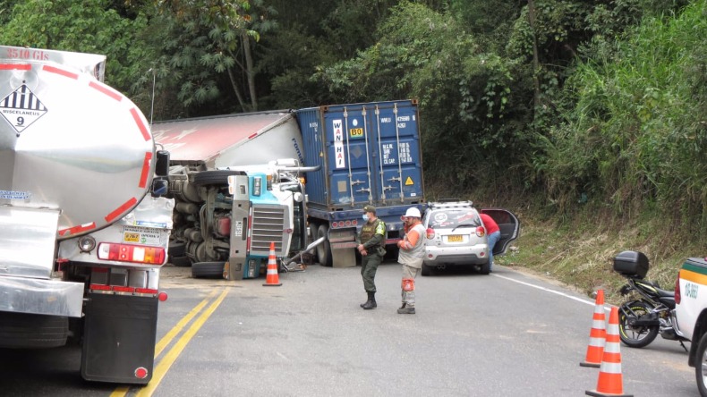 Accidente de tránsito en vía Ibagué – Cajamarca genera monumental trancón