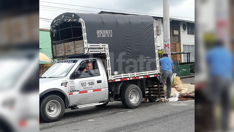 En video: ‘pillaron’ a conductores arrojando escombros en plena vía pública de Ibagué