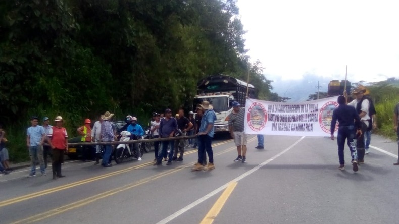 Manifestantes bloquean la vía Ibagué - Cajamarca por la posible instalación de peaje