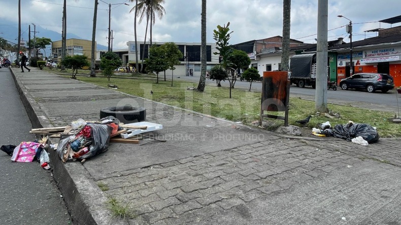 Denuncian basura en las calles de Ibagué a causa de contenedores en mal estado