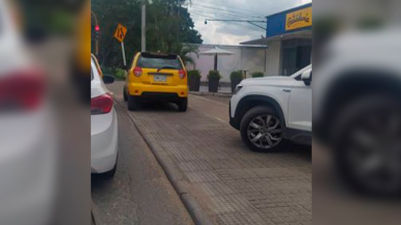Denuncian uso de andenes por parte de conductores en el sector de Santa Ana en Ibagué 