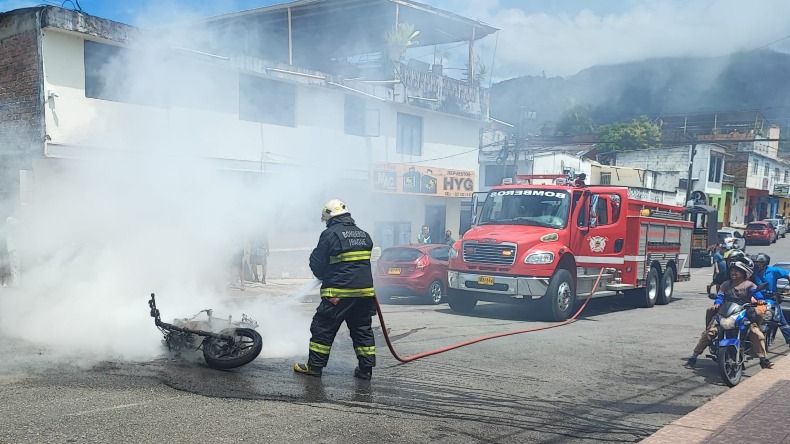 Ciudadanos quemaron la moto de presunto ladrón en Ibagué