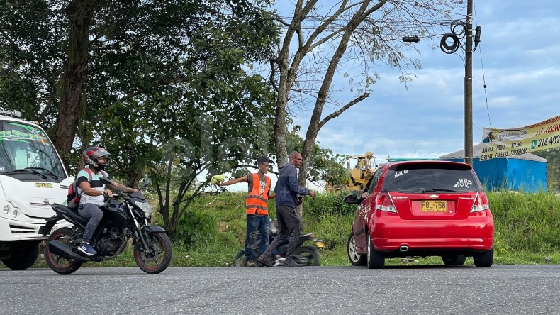 Ciudadanos regulan el tráfico ante la ausencia de agentes de tránsito en el sector de El Papayo en Ibagué 