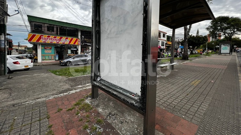 Con grafitis y vidrios rotos: así lucen algunos paraderos de transporte público en varias zonas de Ibagué