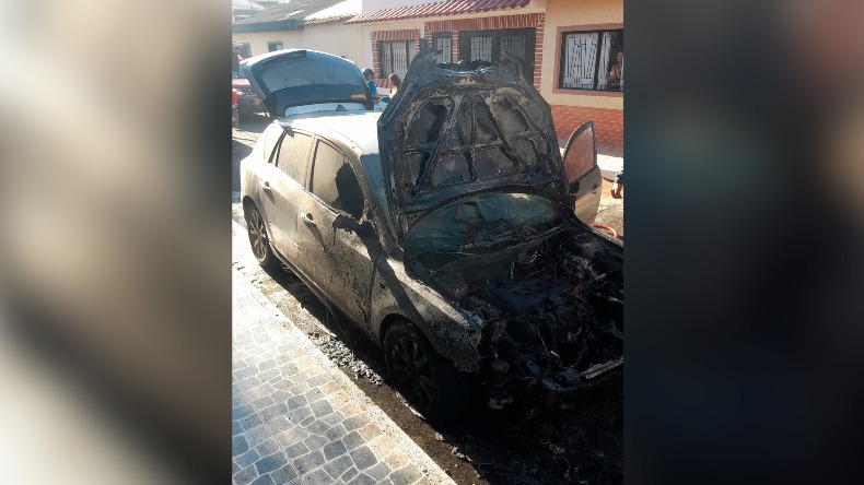 Corto circuito provocó incendio de un vehículo en Valparaíso dos en Ibagué
