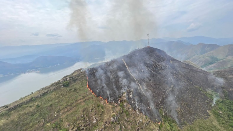 Incendio forestal en Prado completa cuatro días