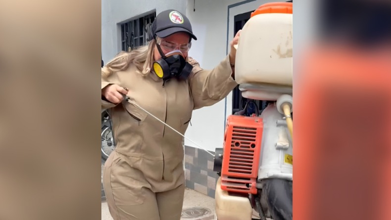 Alcaldesa asumió el rol de fumigadora contra el dengue en Ibagué