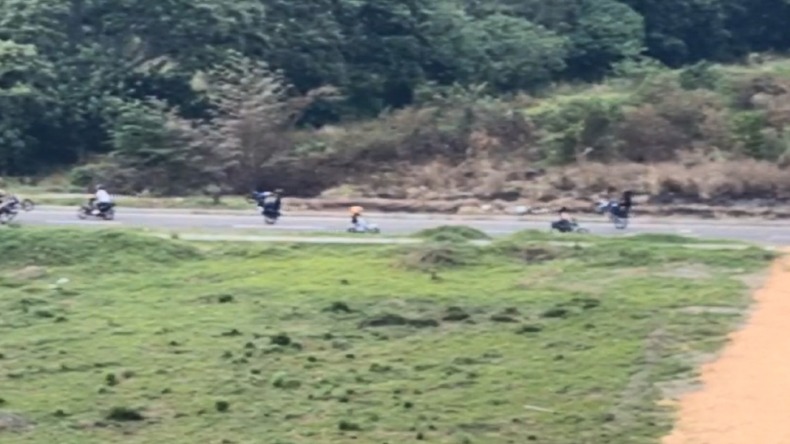 Motociclistas se adueñaron de una vía en Ibagué y la usan como circuito de carreras