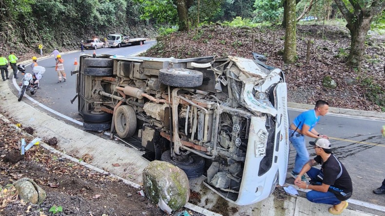 Ocho heridos deja accidente de un bus al norte del Tolima