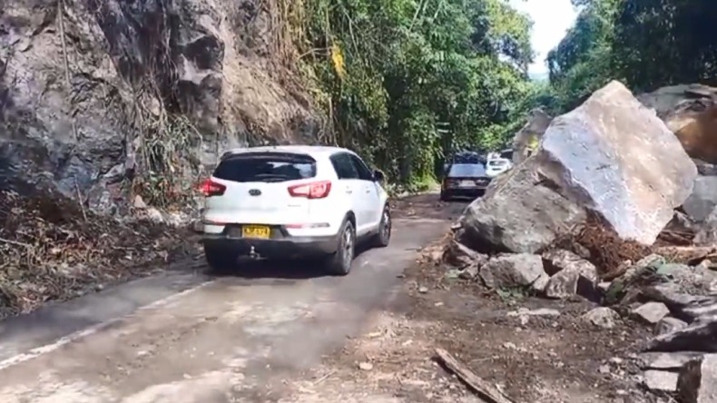Reabren la vía Medellín - Bogotá tras caída de piedras