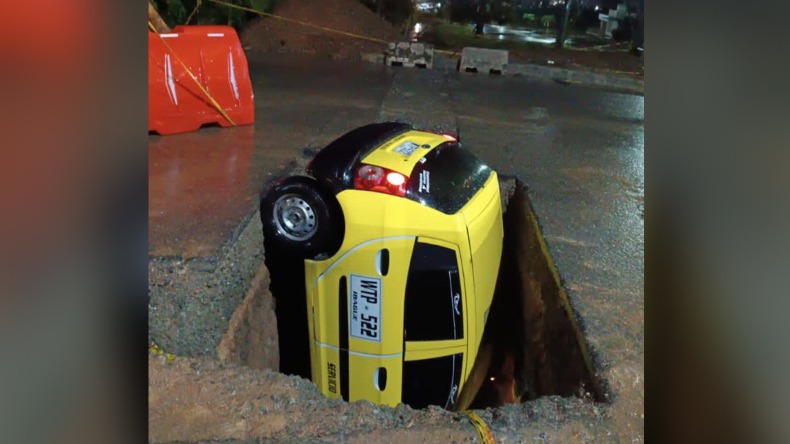 Taxista en Ibagué cayó a un ‘cráter’ 