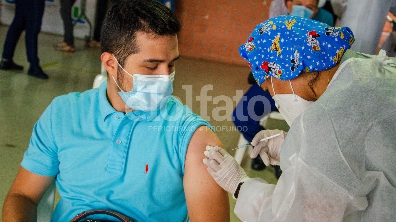 Cuatro de cada diez empresas exigirían vacunación obligatoria en Colombia