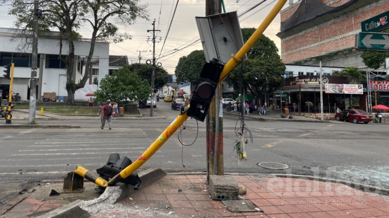 Accidente de tránsito en Ibagué produjo la caída de un semáforo