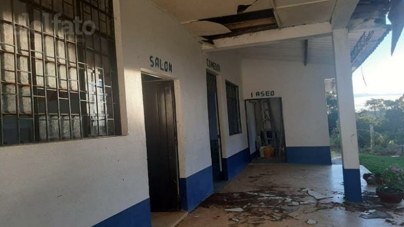 Invadida de murciélagos y con el techo colapsado: así se encuentra una escuela rural en el Tolima