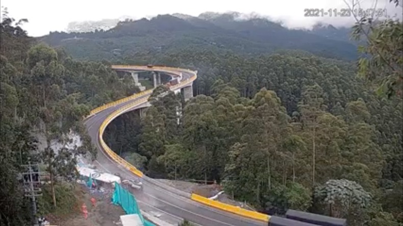 En video: así fue el accidente de una tractomula en la recién inaugurada doble calzada de Cajamarca