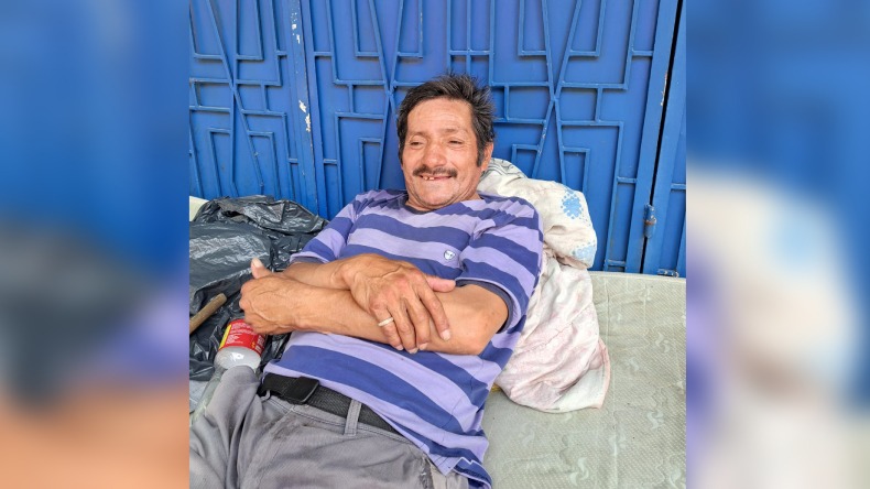 Adulto mayor busca a sus familiares mientras duerme en las calles de Ibagué