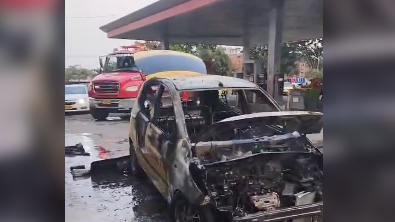 Revelan posible causa por la cual se incendió un taxi en una gasolinería de Ibagué