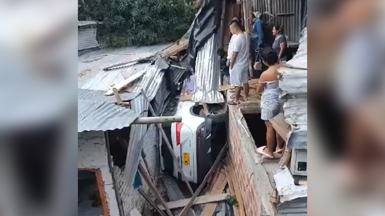 Camioneta destruyó dos viviendas en grave accidente en Ibagué