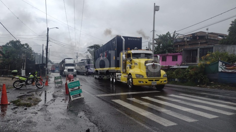 Rehabilitan el paso vehicular entre Ibagué y La Línea tras deslizamiento de tierra