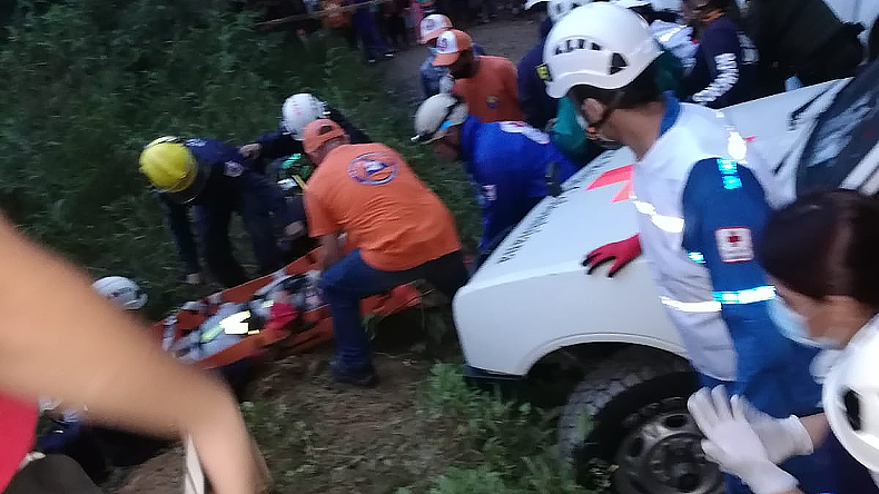 Camioneta que rodó por abismo dejó una persona muerta y tres heridas en la vía Líbano - Villahermosa 